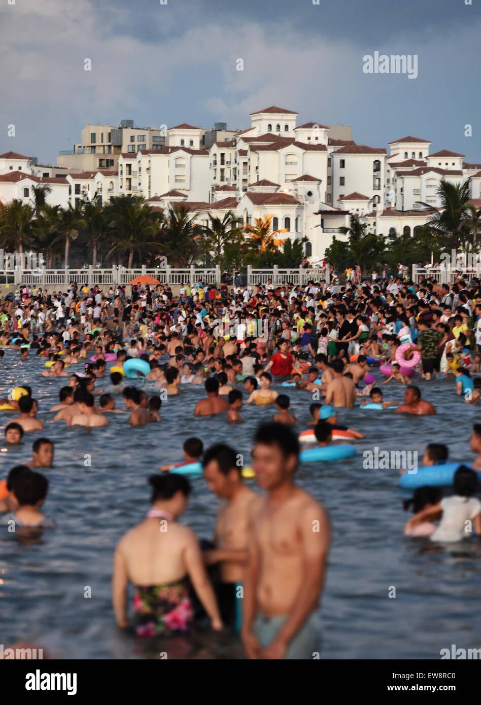 Haikou, cinese della provincia di Hainan. Xx Giugno, 2015. Cittadini svolgono in mare in Haikou, capitale del sud della Cina di Hainan Provincia, 20 giugno 2015. In Cina si celebra l'annuale Festival Duanwu sabato. Duanwu Festival, noto anche come Dragon Boat Festival, è per commemorare Qu Yuan, un poeta patriottico e ministro dell'antico Stato di Chu durante il periodo di Stati belligeranti nella storia cinese che annegato stesso prima del suo stato è sceso all'invasione del nemico. © Zhao Yingquan/Xinhua/Alamy Live News Foto Stock