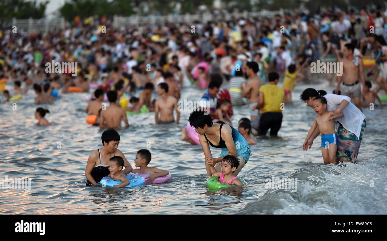 Haikou, cinese della provincia di Hainan. Xx Giugno, 2015. Cittadini svolgono in mare in Haikou, capitale del sud della Cina di Hainan Provincia, 20 giugno 2015. In Cina si celebra l'annuale Festival Duanwu sabato. Duanwu Festival, noto anche come Dragon Boat Festival, è per commemorare Qu Yuan, un poeta patriottico e ministro dell'antico Stato di Chu durante il periodo di Stati belligeranti nella storia cinese che annegato stesso prima del suo stato è sceso all'invasione del nemico. © Zhao Yingquan/Xinhua/Alamy Live News Foto Stock