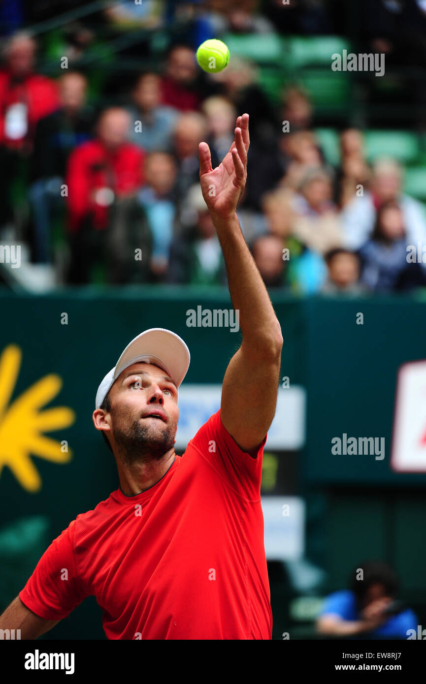 Halle Westfalen (Germania). Xx Giugno, 2015. Ivo Karlovic lancia la pallina per un servire durante un match di Gerry Weber Open semifinali contro Roger Federer a Halle Westfalen () il 20 giugno 2015. Credito: Miroslav Dakov/Alamy Live News Foto Stock