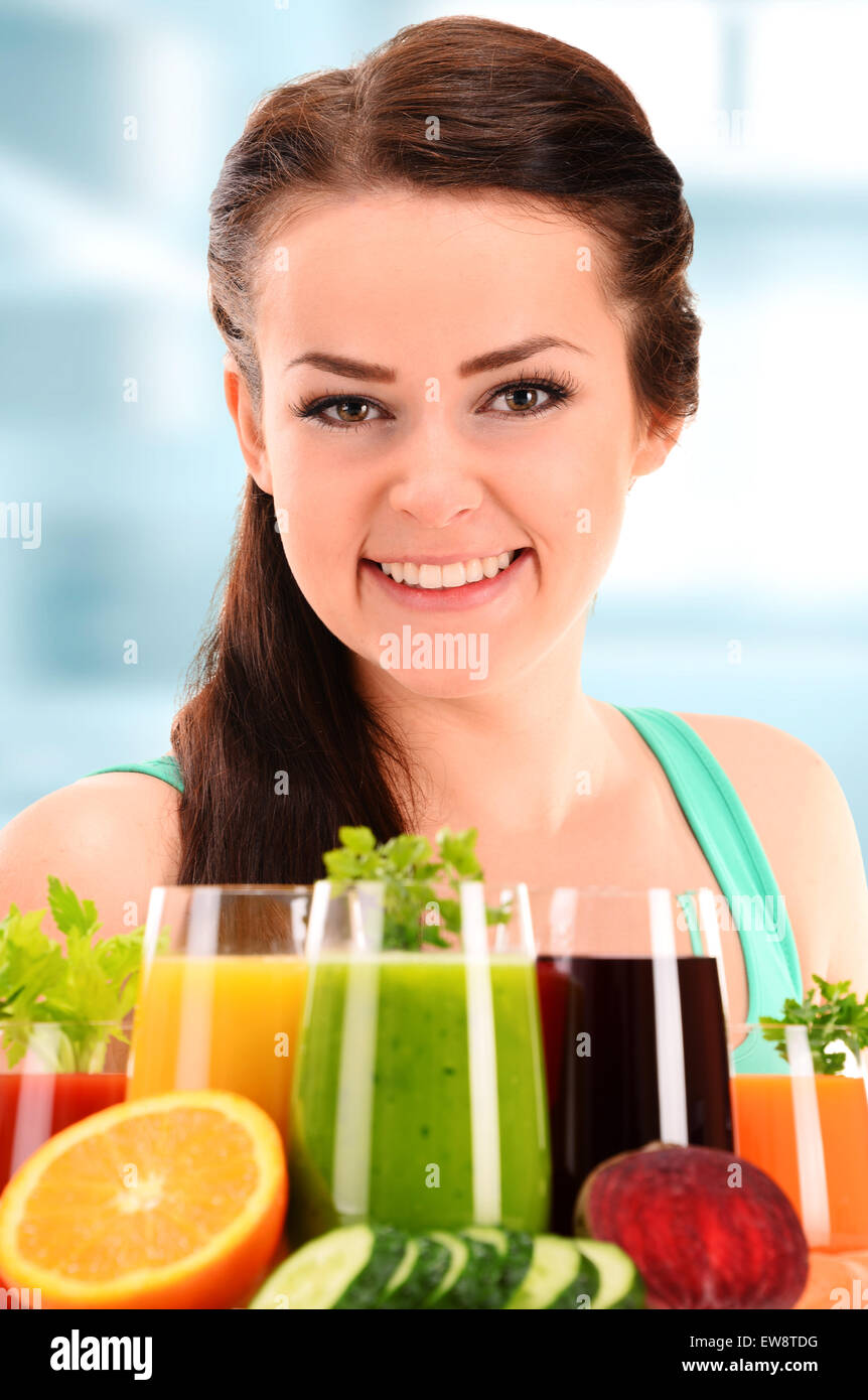 Giovane donna con varietà di verdure e succhi di frutta. Detox dieta. Foto Stock
