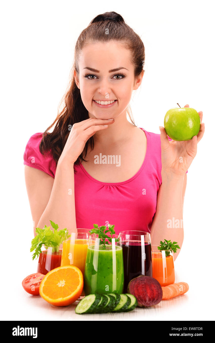 Giovane donna con varietà di verdure e succhi di frutta. Detox dieta. Foto Stock