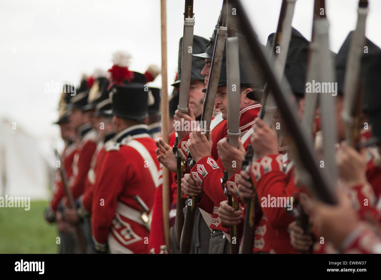 I Lions Mound, Waterloo, Belgio. Xx Giugno, 2015. Wellington la grande alleato esercito rievocazione assembla sul campo di battaglia per la mattina con un memoriale di servizio. Credito: Malcolm Park editoriale/Alamy Live News Foto Stock