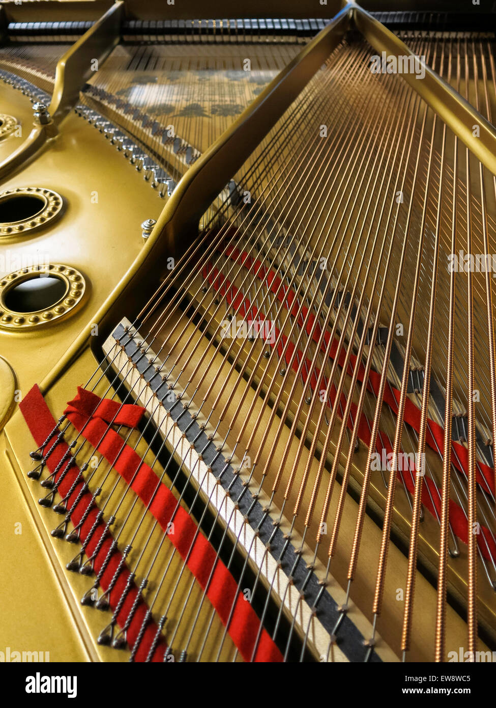 Piano in ghisa e piastra di stringhe in Steinway e figli Showroom, NYC, STATI UNITI D'AMERICA Foto Stock