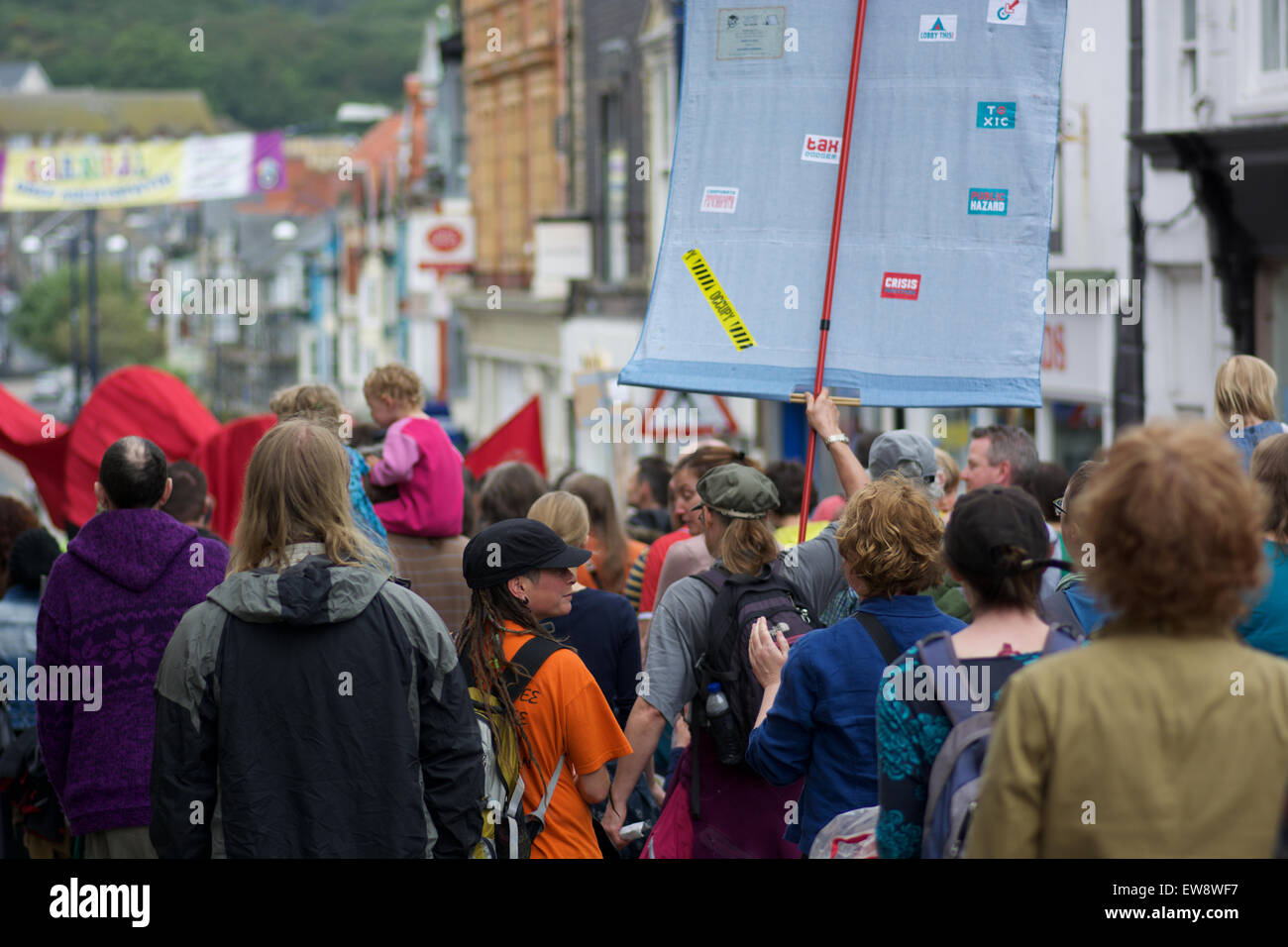 Aberystwyth, Ceredigion, West Wales UK, xx giugno, 2015. I manifestanti per strada portando la High St per un supporto ancora. Essi stanno protestando contro il governo continua di tagli di benefici. © Trebuchet Fotografia / Alamy News live Foto Stock