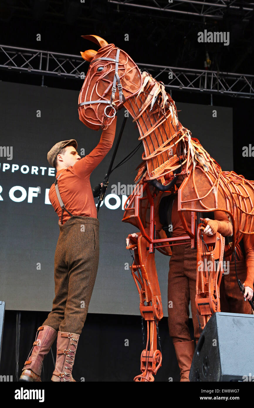 Londra, Regno Unito. Xx Giugno, 2015. Warhorse paga una visita al West End Live 2015 a Londra Credito: Paul Brown/Alamy Live News Foto Stock