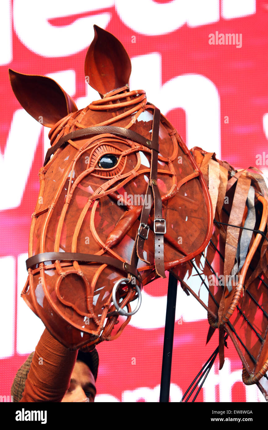 Londra, Regno Unito. Xx Giugno, 2015. Warhorse paga una visita al West End Live 2015 a Londra Credito: Paul Brown/Alamy Live News Foto Stock