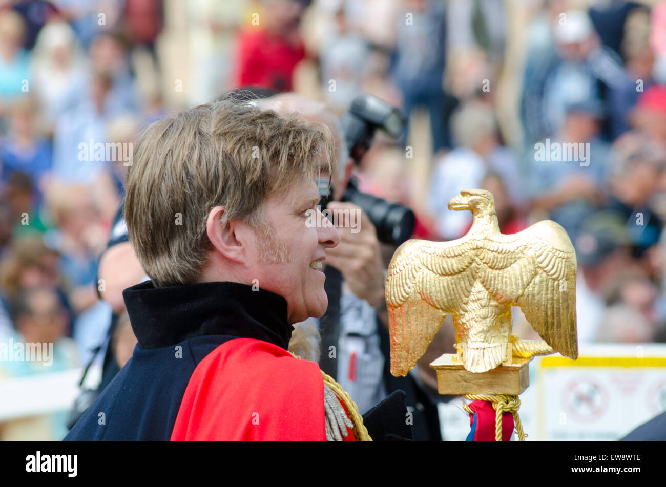 Broadstairs Kent. Xx Giugno, 2015. In occasione della commemorazione di eventi che si verificano dopo la battaglia di Waterloo, una spedizione è trasportato dal Belgio a Londra tra il 18 e 21 giugno. Questa mattina la spedizione è arrivata a Broadstairs Kent, portati da personaggi che rappresentano i principali Henry Percy e comandante James RN bianco che ha portato il dispatch originale nel 1815. Grandi Percy con catturato aquila francese. Credito: Paul Martin/Alamy Live News Foto Stock