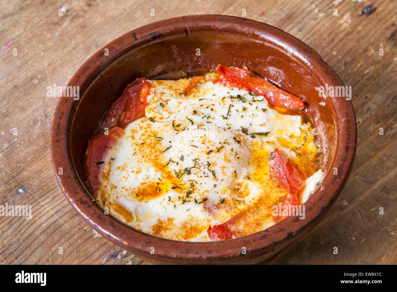 Tradizionale pasto bulgaro cotto in un vaso di ceramica, formaggio con uovo Foto Stock