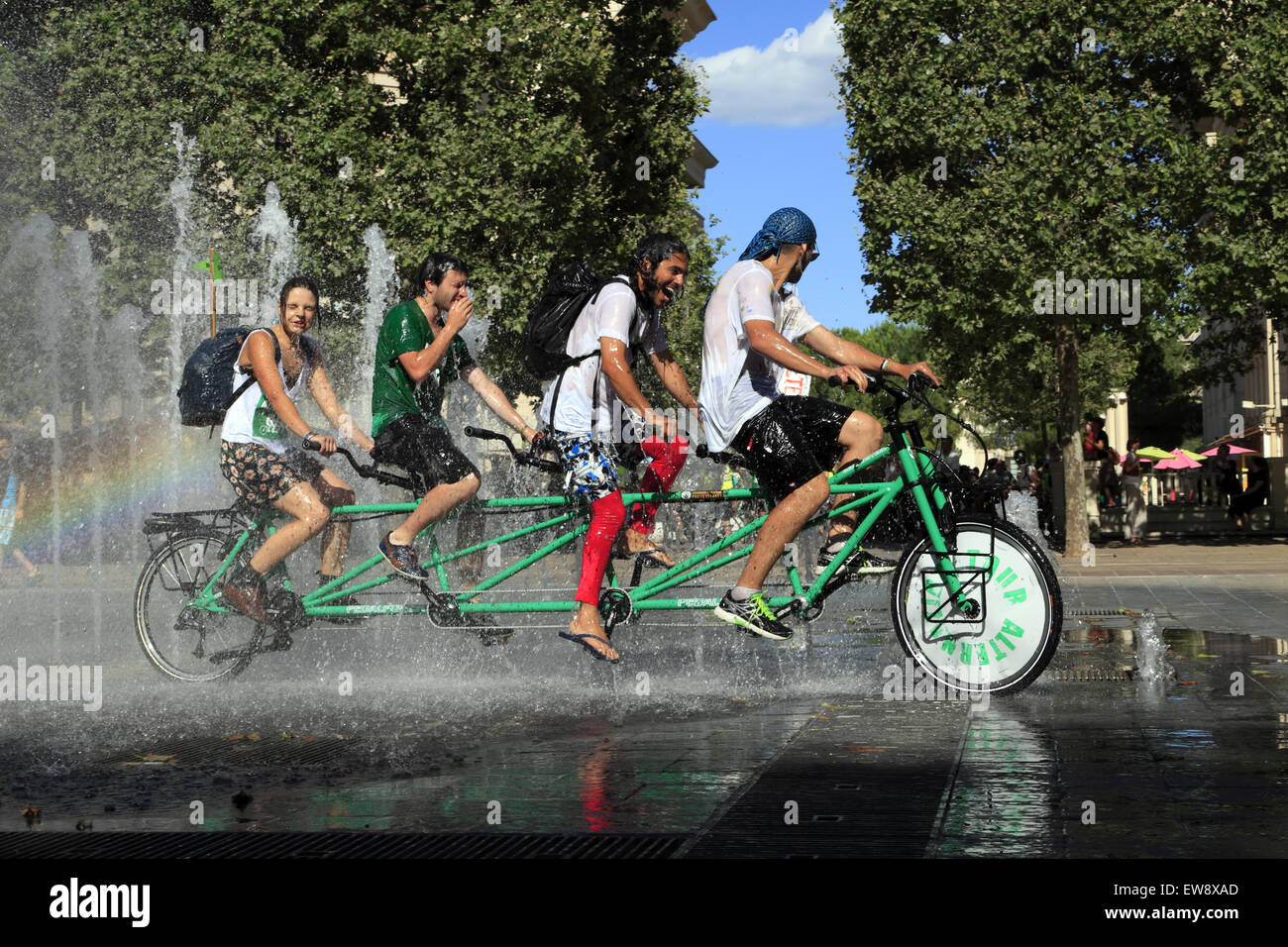 Montpellier, Languedoc-Roussillon, Francia.19 Giugno 2015. Grande Vélorution nelle strade di Montpellier per l arrivo del Tour Alternatiba. Tandem del Alternatiba, simboli della transizione ecologica, di solidarietà e di sforzo collettivo, attualmente eseguito su un viaggio di 5600km attraverso 6 paesi europei. Credito: Digitalman/Alamy Live News Foto Stock