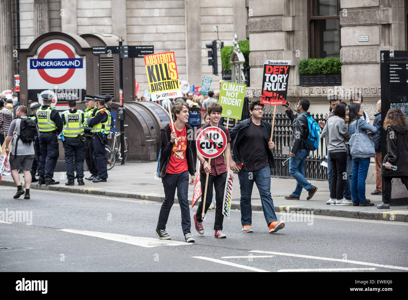 Londra, Regno Unito. Xx Giugno, 2015. 'Fine austerità ora' proteste di massa di credito di dimostrazione: Guy Corbishley/Alamy Live News Foto Stock