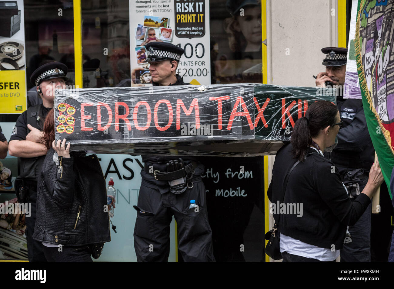 Londra, Regno Unito. Xx Giugno, 2015. 'Fine austerità ora' proteste di massa di credito di dimostrazione: Guy Corbishley/Alamy Live News Foto Stock