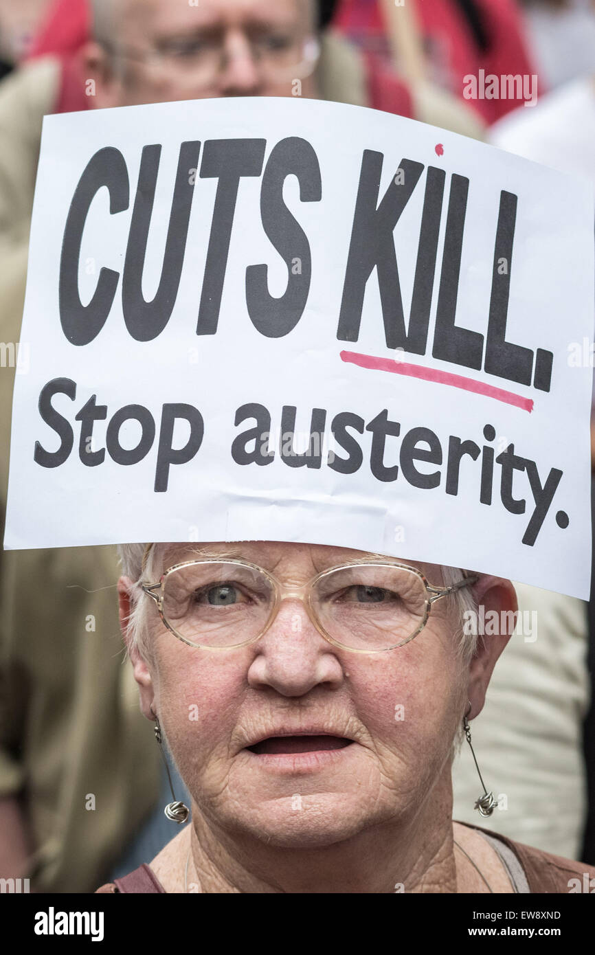 Londra, Regno Unito. Xx Giugno, 2015. 'Fine austerità ora' proteste di massa di credito di dimostrazione: Guy Corbishley/Alamy Live News Foto Stock