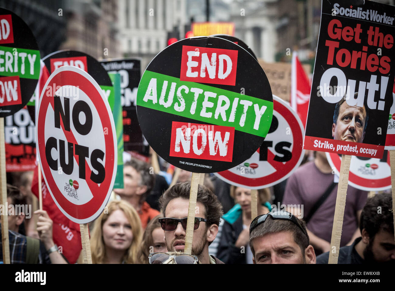 Londra, Regno Unito. Xx Giugno, 2015. 'Fine austerità ora' proteste di massa di credito di dimostrazione: Guy Corbishley/Alamy Live News Foto Stock