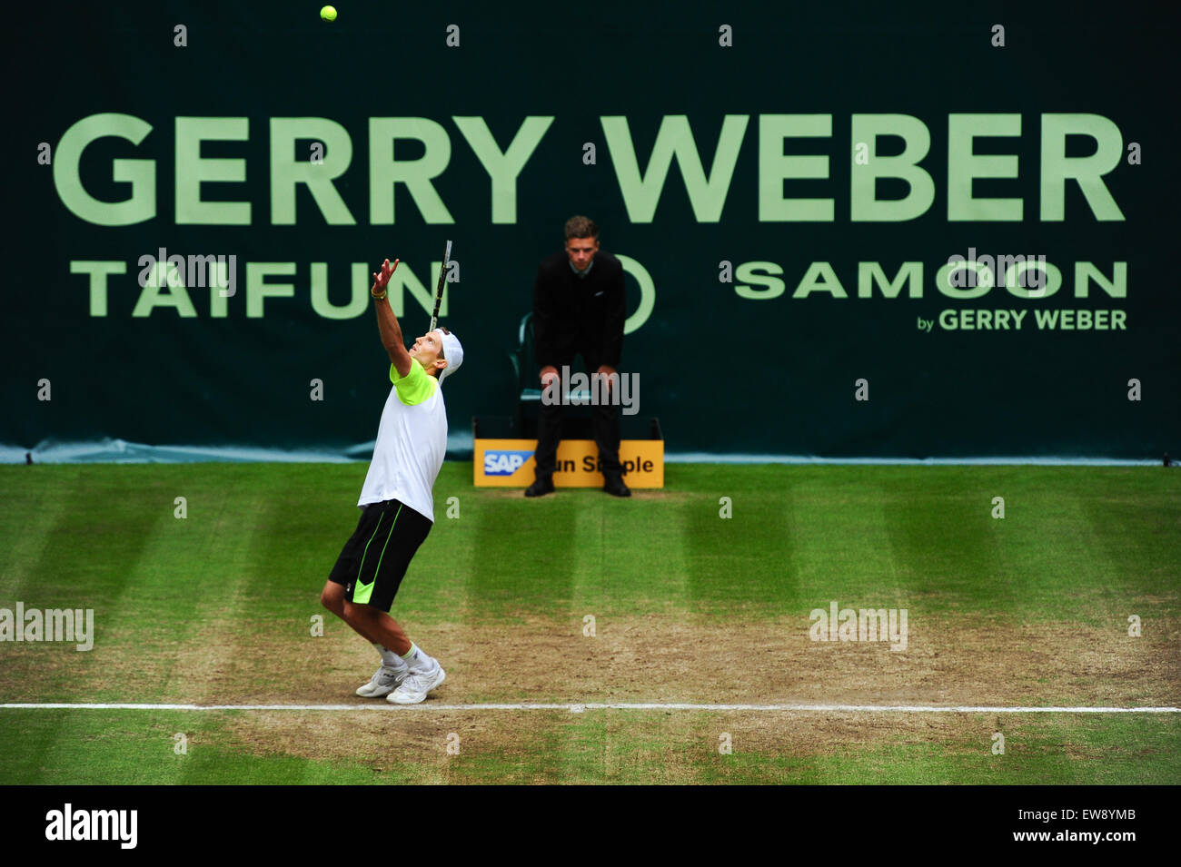 Halle Westfalen (Germania). Il 20 giugno, 2015. Andreas Seppi serve durante un match di Gerry Weber Open semifinali contro Kei Nishikori in (Halle Westfalen) il 20 giugno 2015. Foto: Miroslav Dakov/ Alamy Live News Foto Stock