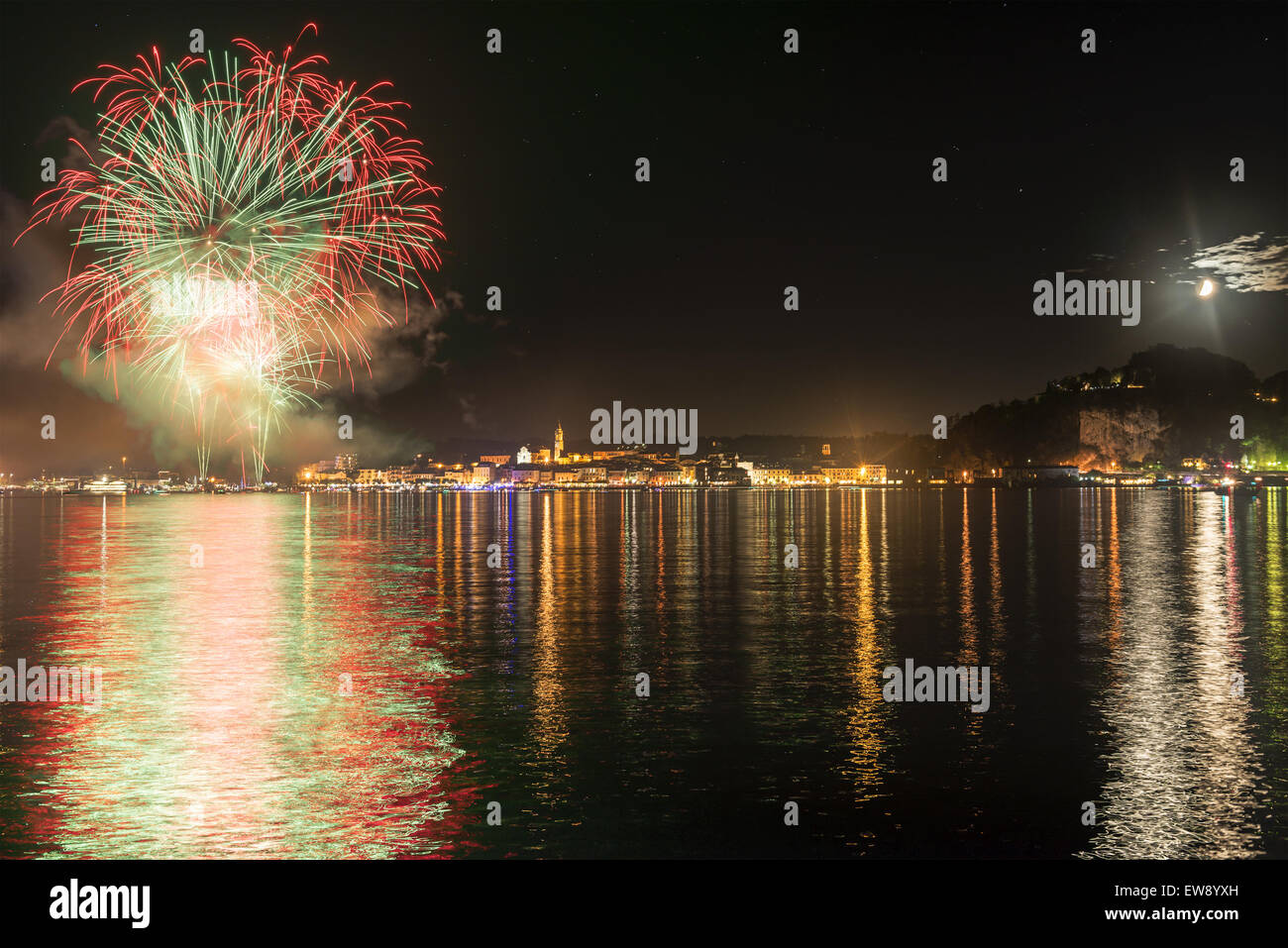 Fuochi d'artificio sul lungolago di Arona in una Summer Party Night - Piemonte Foto Stock