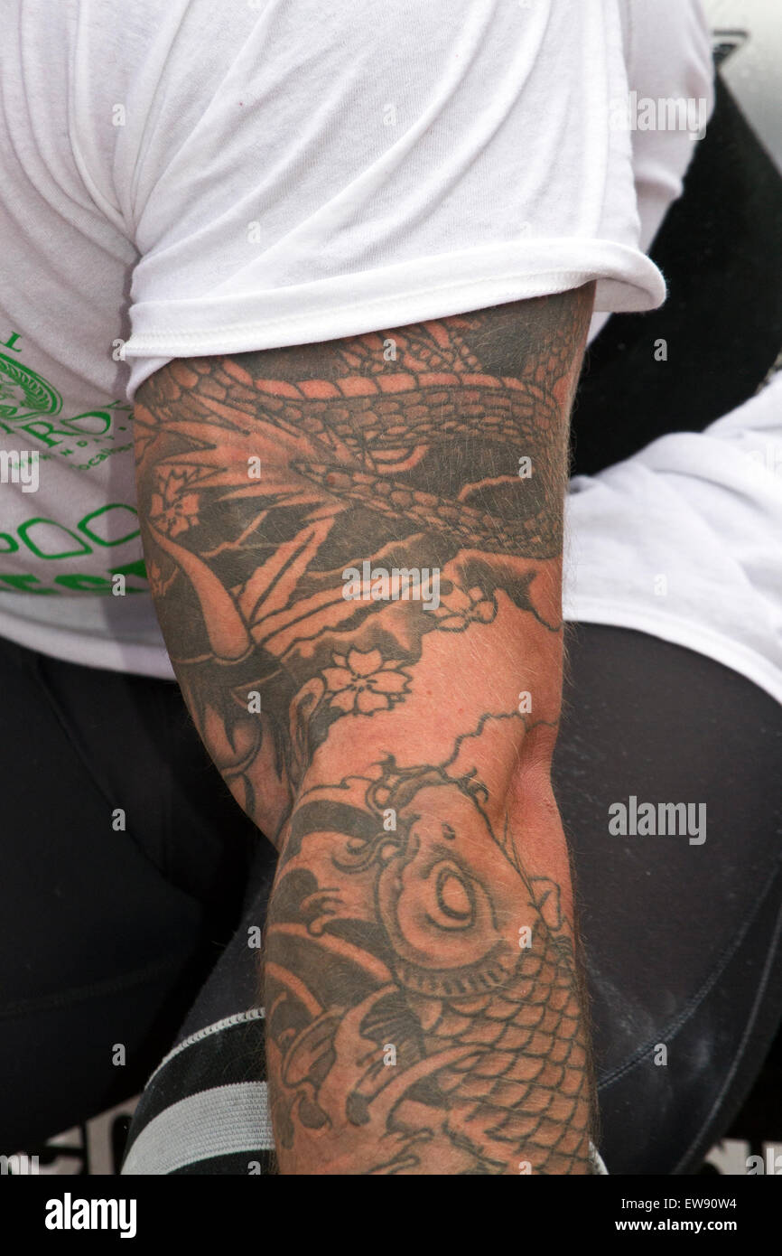 St Johns Square, Blackpool, Lancashire. Xx Giugno, 2015. Joe Nicholson va in testa a testa in un emozionante serie di uomo forte eventi per determinare chi sarà incoronato come Blackpool più forte uomo 2015. "Un monte " Joe compete in manifestazioni come il "giogo portano', 'Ruota Conans' e il 'carrello tirare verso l' tra gli altri. Le cattive condizioni meteorologiche non dissuadere folle da il floccaggio di guardare questa mostra di forza come parte di Blackpool le forze armate della settimana. Credito: Cernan Elias/Alamy Live News Foto Stock