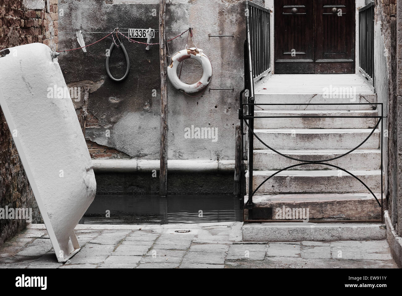 Vasca da bagno da canal all'entrata privata di una casa veneziana Venezia Veneto Italia Europa Foto Stock