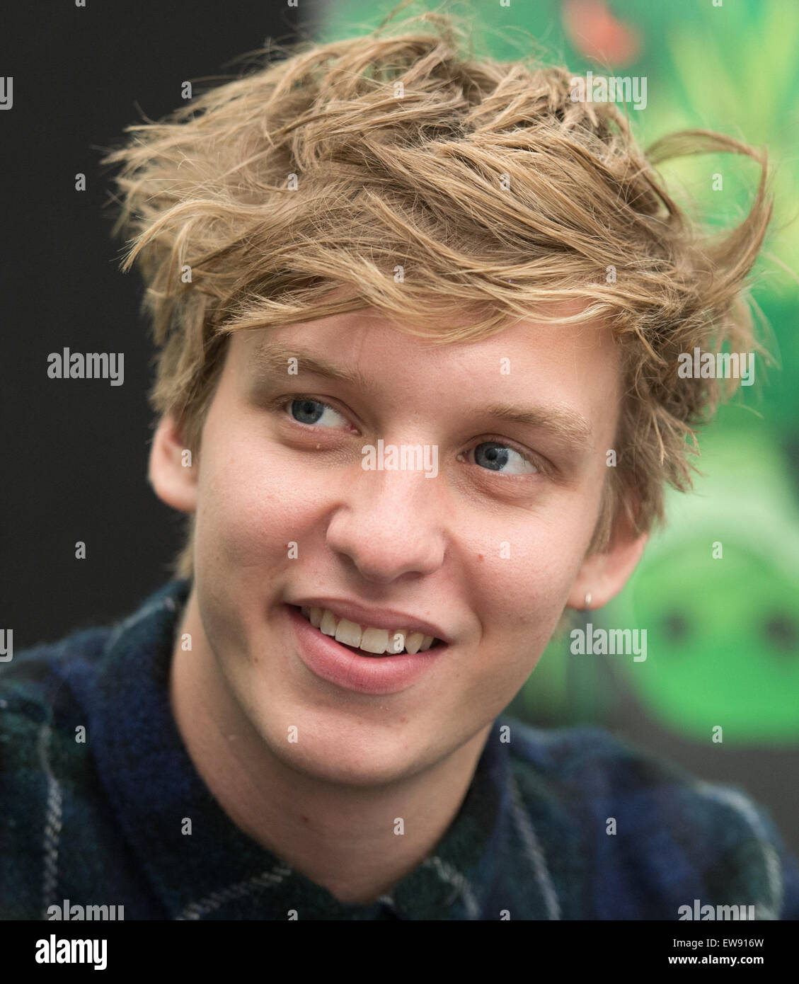 Scheessel, Germania. Xx Giugno, 2015. Musicista britannico George Ezra sorrisi durante un'intervista con German news agency dpa all'Hurricane Festival in Scheessel, Germania, 20 giugno 2015. Circa 65.000 visitatori sono attesi a partecipare Hurricane Festival che durerà fino al 21 giugno, il che lo rende uno dei più grandi festival rock in Germania. Foto: Daniel Reinhardt/dpa/Alamy Live News Foto Stock