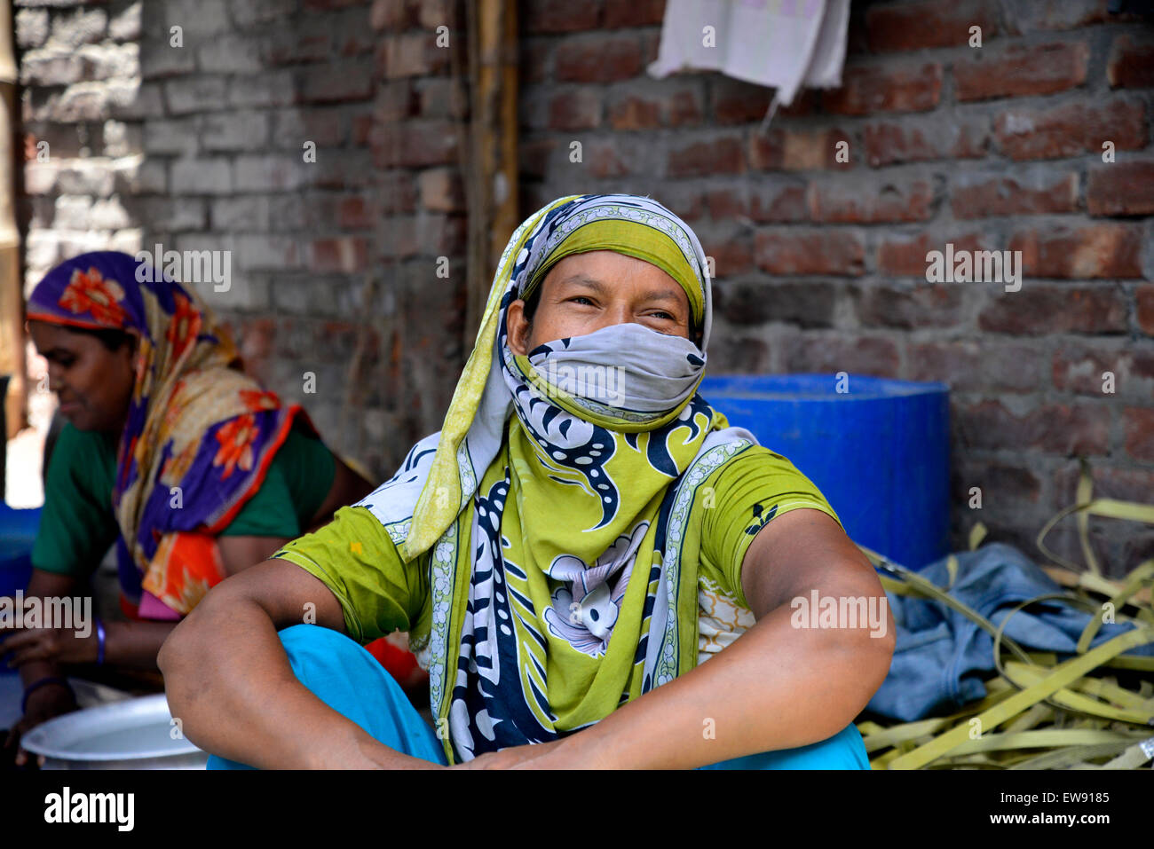 Manuale del Bangladesh fatiche delle donne lavora in una pentola in alluminio-making fabbrica, ogni lavoro guadagnare solo 300 Taka (US$ 3,87) al giorno a Dhaka, nel Bangladesh. Il 20 giugno 2015 Foto Stock