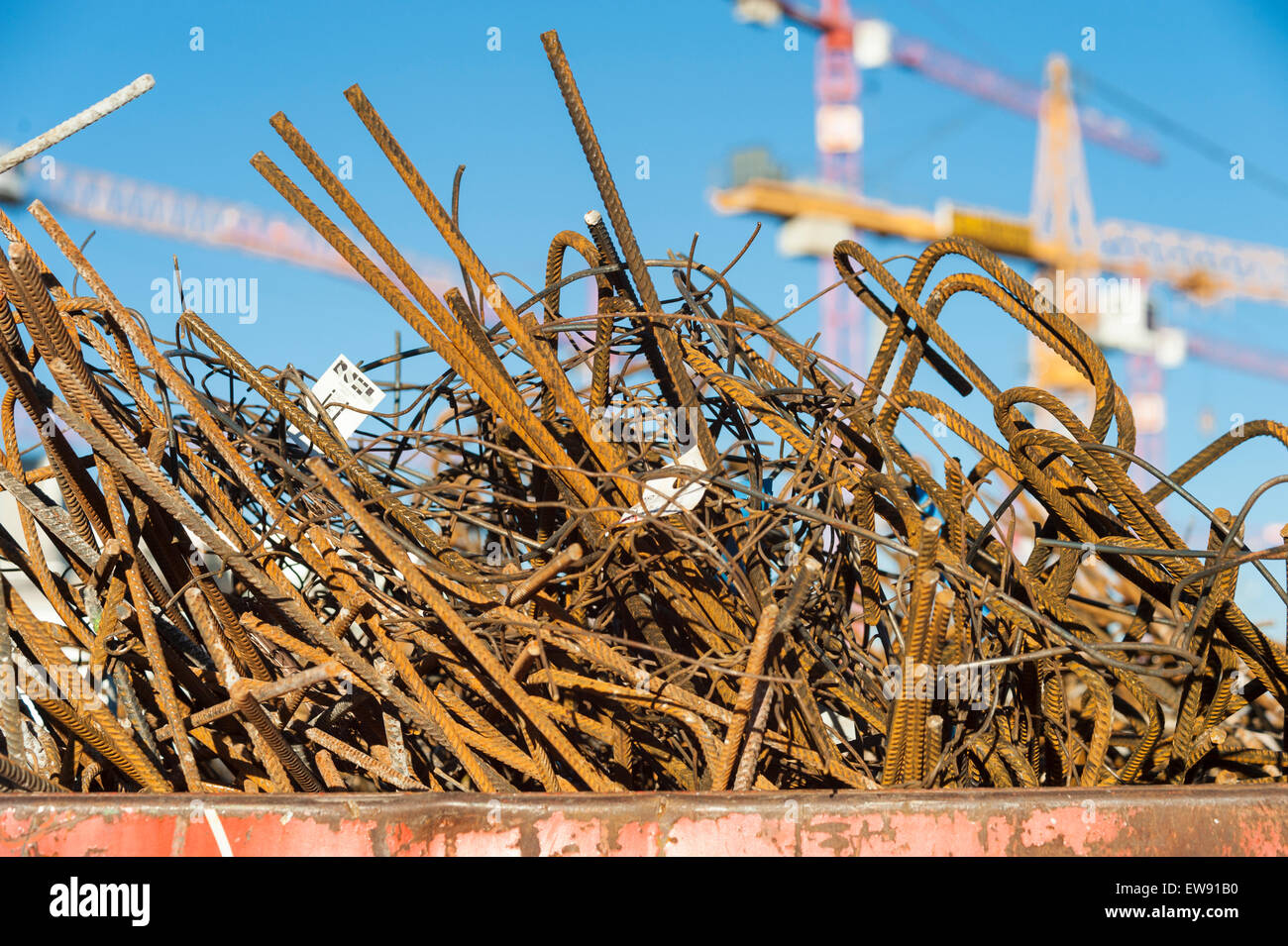 Vecchio arrugginito in acciaio da costruzione in corrispondenza di un sito in costruzione Foto Stock