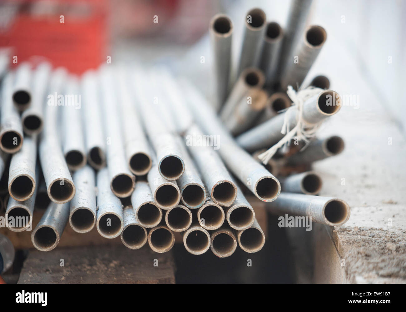 Tubi in acciaio per un edificio del riscaldamento centrale memorizzato in corrispondenza di un sito in costruzione Foto Stock