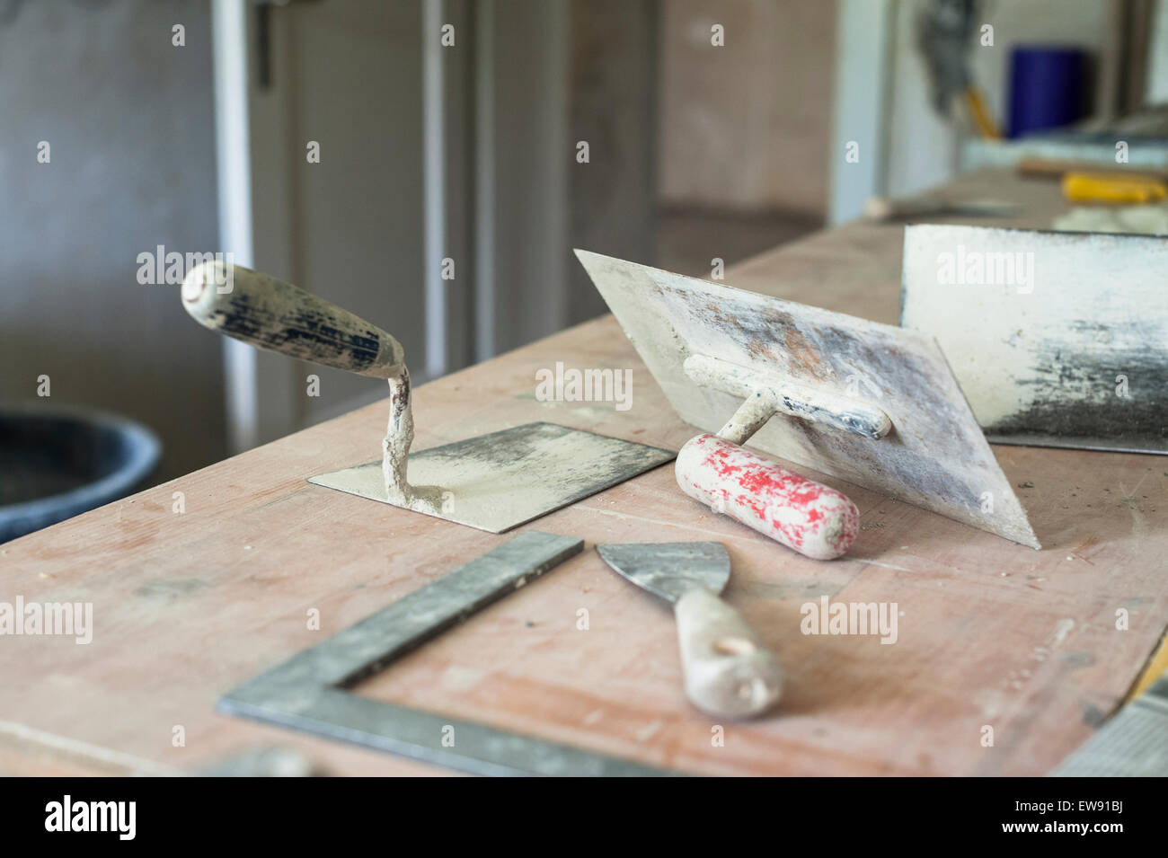 Strumenti di un stuccatore/mason durante la sua pausa su un tavolo in un sito in costruzione Foto Stock