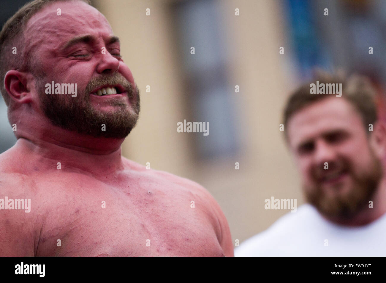 St Johns Square, Blackpool, Lancashire. Giugno 2015. Richard Hanson, face Grimace, concorrente del sollevatore di pesi all'evento Charity Strongman, organizzato da Blackpool BID. La competizione Blackpool's Strongest Man ha dato il via alla National Armed Forces Week in grande stile, con il personale dell'Ex Force e i civili che si sono dimostrati in eventi da uomo forte per vincere l'ambitissimo sollevatore di pesi maschile, virilità, virilità, malvagità, forza da sforzo, titolo di resistenza, muscolarità, robustezza, robustezza maschile. Foto Stock