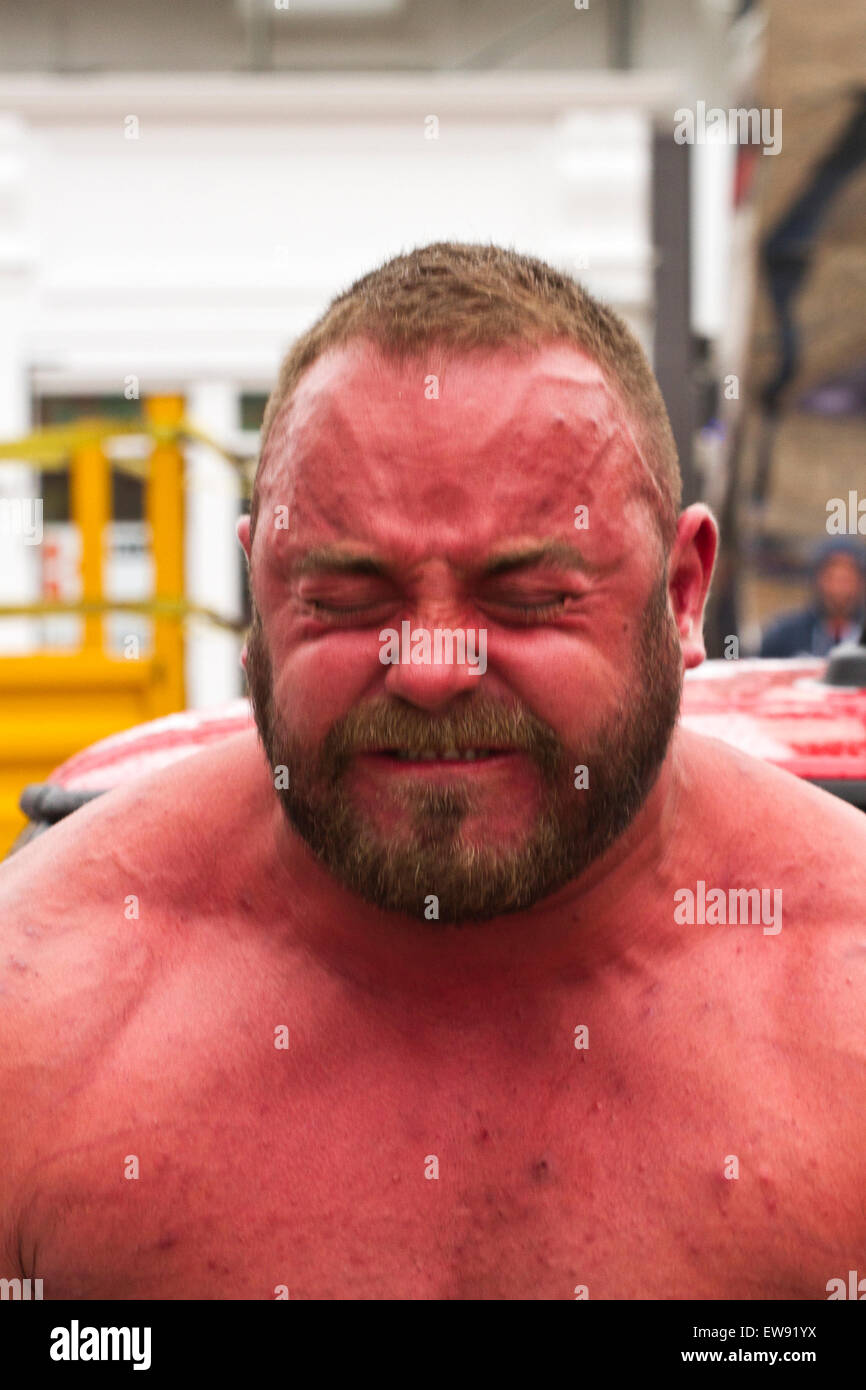 St Johns Square, Blackpool, Lancashire. Xx Giugno, 2015. Richard Hansen va in testa a testa in un emozionante serie di uomo forte eventi per determinare chi sarà incoronato come Blackpool più forte uomo 2015. Eventi come il "giogo portano', 'Conan Wheel' e il 'carrello tirare verso l' tra gli altri, questi test immensamente uomini forti per i loro limiti fisici. Le cattive condizioni meteorologiche non dissuadere folle da il floccaggio di guardare questa mostra di forza come parte di Blackpool le forze armate della settimana. Credito: Cernan Elias/Alamy Live News Foto Stock