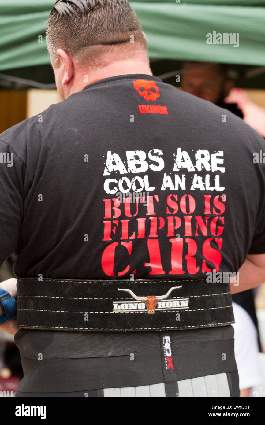St Johns Square, Blackpool, Lancashire. Xx Giugno, 2015. Strongmen andare testa a testa in un emozionante serie di uomo forte eventi per determinare chi sarà incoronato come Blackpool più forte uomo 2015. Eventi come il "giogo portano', 'Conan Wheel' e il 'carrello tirare verso l' tra gli altri, questi test immensamente uomini forti per i loro limiti fisici. Le cattive condizioni meteorologiche non dissuadere folle da il floccaggio di guardare questa mostra di forza come parte di Blackpool le forze armate della settimana. Credito: Cernan Elias/Alamy Live News Foto Stock