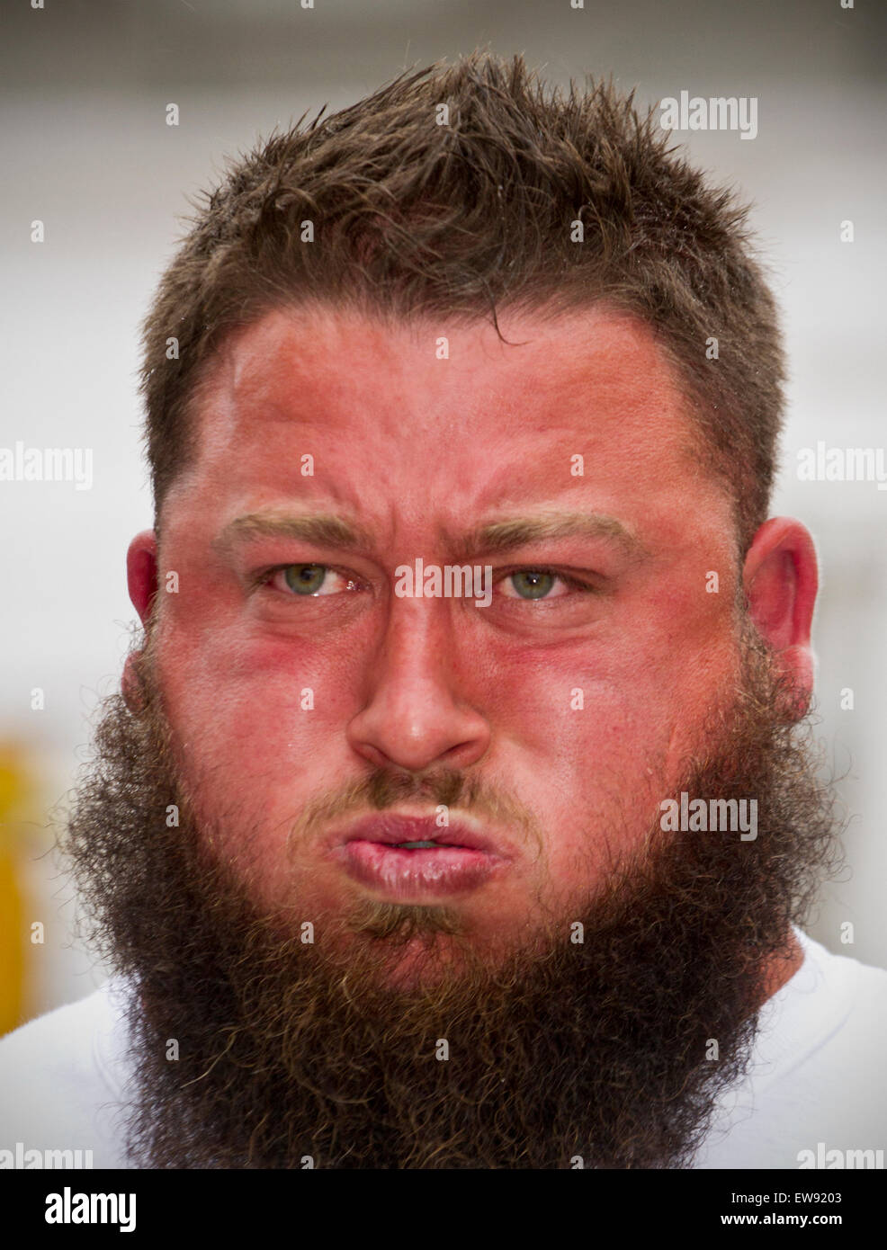 St Johns Square, Blackpool, Lancashire. Xx Giugno, 2015. Strongmen andare testa a testa in un emozionante serie di uomo forte eventi per determinare chi sarà incoronato come Blackpool più forte uomo 2015. Eventi come il "giogo portano', 'Conan Wheel' e il 'carrello tirare verso l' tra gli altri, questi test immensamente uomini forti per i loro limiti fisici. Le cattive condizioni meteorologiche non dissuadere folle da il floccaggio di guardare questa mostra di forza come parte di Blackpool le forze armate della settimana. Credito: Cernan Elias/Alamy Live News Foto Stock