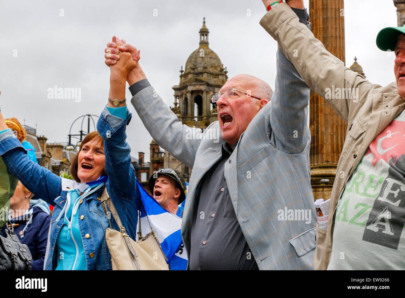 Glasgow, Regno Unito. Xx Giugno, 2015. Più di duemila persone hanno partecipato un anti- rally di austerità in George Square, Glasgow, Scotland, Regno Unito. Un certo numero di differenti gruppi politici, sindacati e gruppi di minoranza è venuto a George Square per ascoltare relatori invitati e collettivamente protestare contro il governo conservatore delle politiche economiche. Credito: Findlay/Alamy Live News Foto Stock