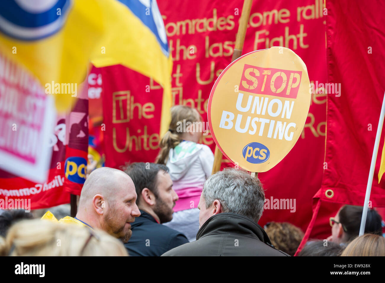 Londra, Regno Unito. Xx Giugno, 2015. Un anti austerità marzo attira una folla immensa a partire da banca e voce a un rally in piazza del Parlamento. Passò pacificamente ed è stato organizzato dal Gruppo di popoli e supportato da tutti i principali sindacati, compreso il PCS. Il 20 giugno 2015. Credito: Guy Bell/Alamy Live News Foto Stock