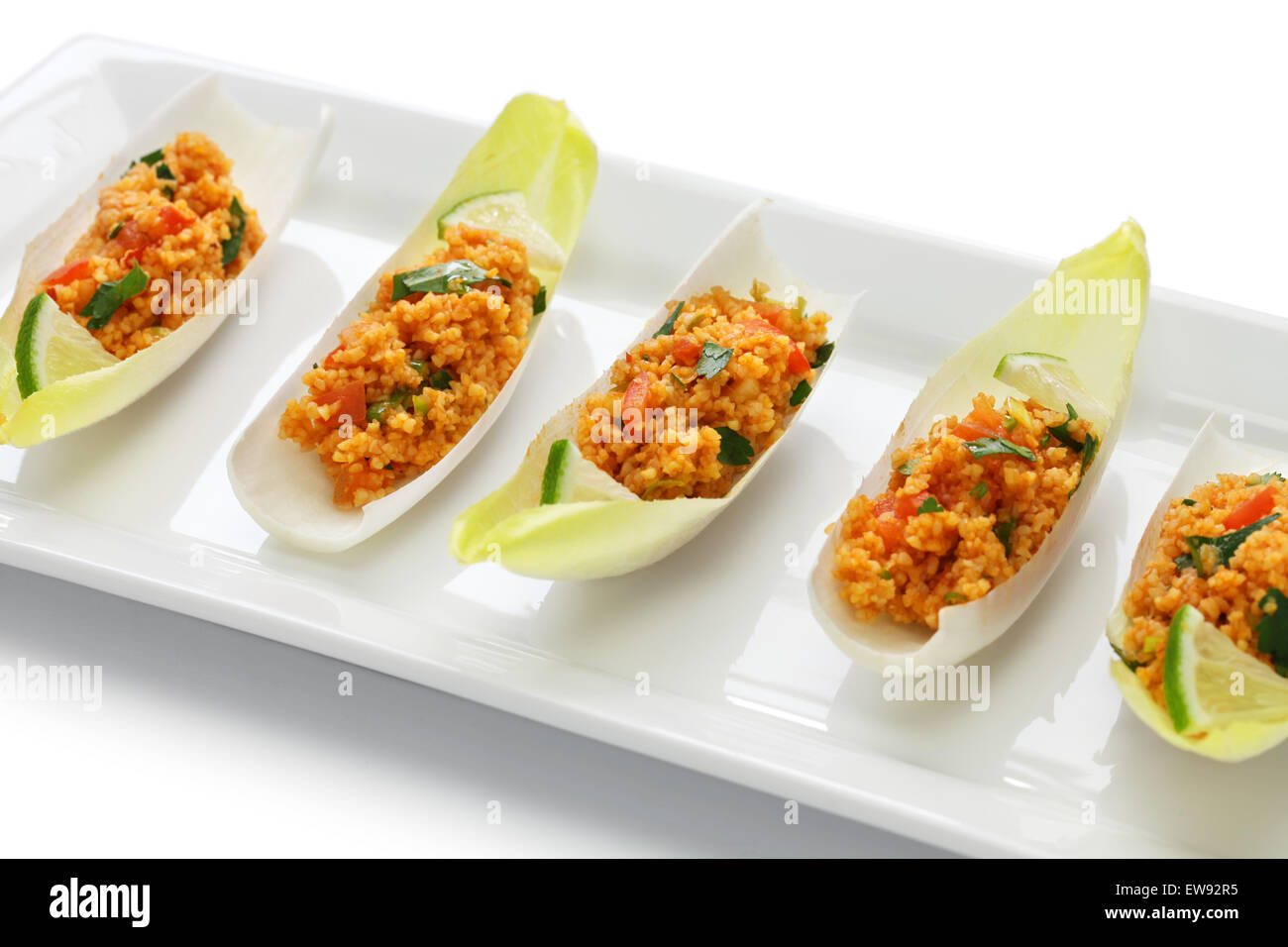 Kisir, Bulgur di grano insalata, cucina turca, cibo vegetariano isolati su sfondo bianco Foto Stock
