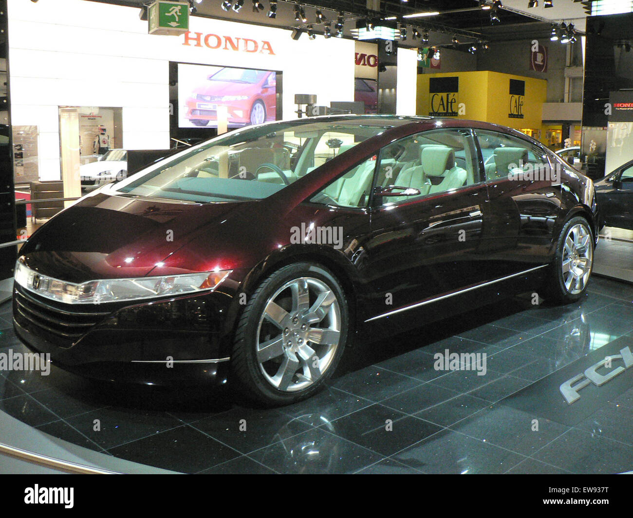 Honda FCX, un veicolo a celle a combustibile a idrogeno sviluppato da Honda, che rappresenta l'impegno dell'azienda verso soluzioni di trasporto sostenibili. Foto Stock
