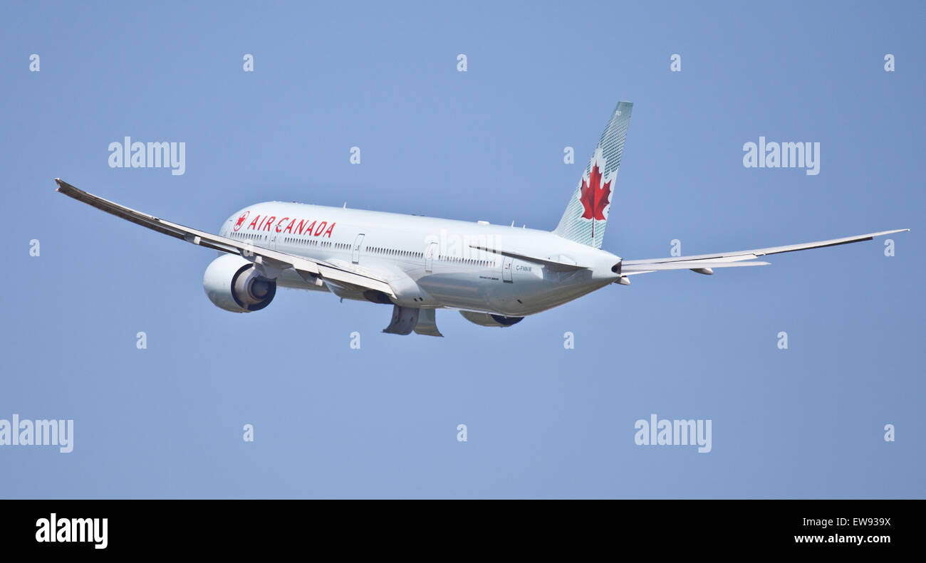 Air Canada Boeing 777 C-FNNW in partenza dall'aeroporto di Heathrow LHR Foto Stock