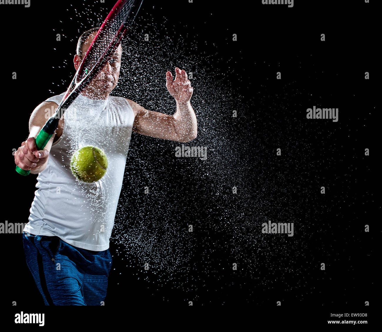 Tennis azione girato. Scritto. Studio shot sul nero. Foto Stock