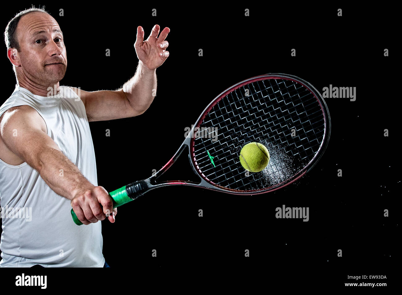 Tennis azione girato. Scritto. Studio shot sul nero. Foto Stock