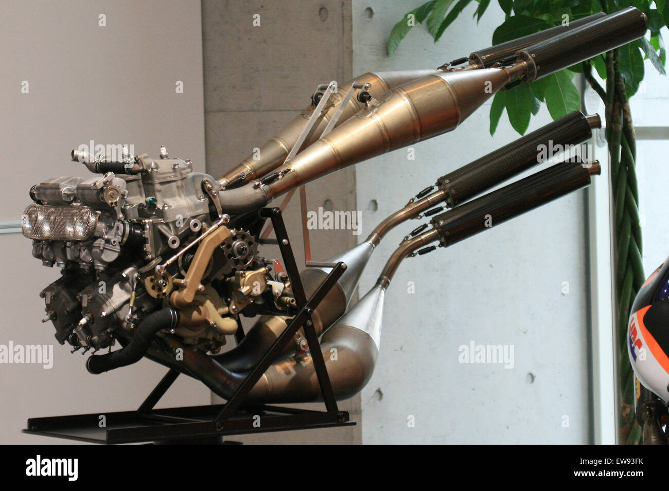 La vista frontale del motore Honda NSR500, esposta presso la Honda Collection Hall, mostra il potente motore V4 che ha alimentato il successo di Honda nel campionato motociclistico da 500 cc. Foto Stock