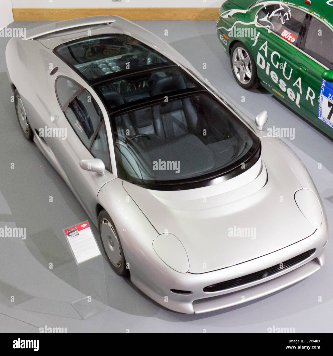 La vista dall'alto della Jaguar XJ220, esposta presso l'Heritage Motor Centre di Gaydon, rivela il design elegante e ad alte prestazioni di una delle supercar Jaguar più iconiche. Foto Stock