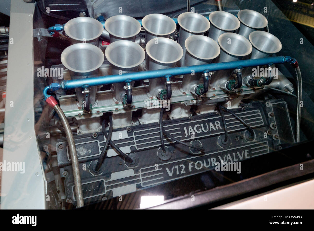Il motore V12 della Jaguar XJ220, esposto presso l'Heritage Motor Centre di Gaydon, dimostra le prestazioni elevate che hanno reso la XJ220 un'icona di supercar degli anni '1990 Foto Stock