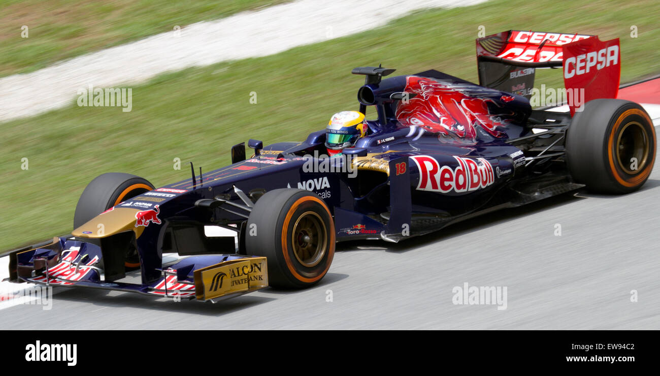 Jean-Éric Vergne nelle FP2 al Gran Premio della Malesia 2013, testando la sua Toro Rosso STR8 sul circuito di Sepang. Foto Stock