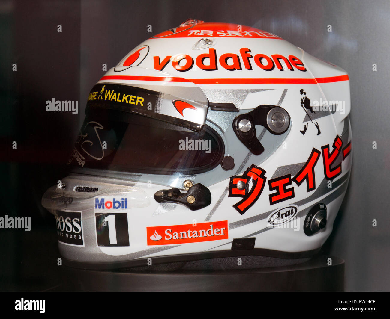Il casco di Jenson Button del GP del Giappone del 2011, esposto al Suzuka RacingTheater, simboleggia la sua vittoria nell'iconico circuito di Suzuka nel cuore della storia degli sport motoristici. Foto Stock