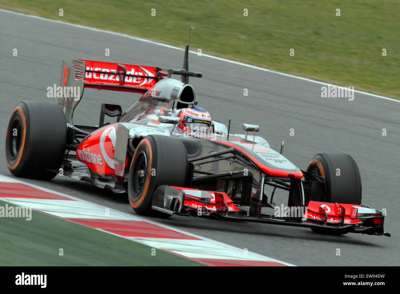 Jenson Button durante il giorno 3 del test pre-stagionale della Catalogna 2013, perfezionando la configurazione della McLaren MP4-28 per la prossima stagione di Formula 1. Foto Stock