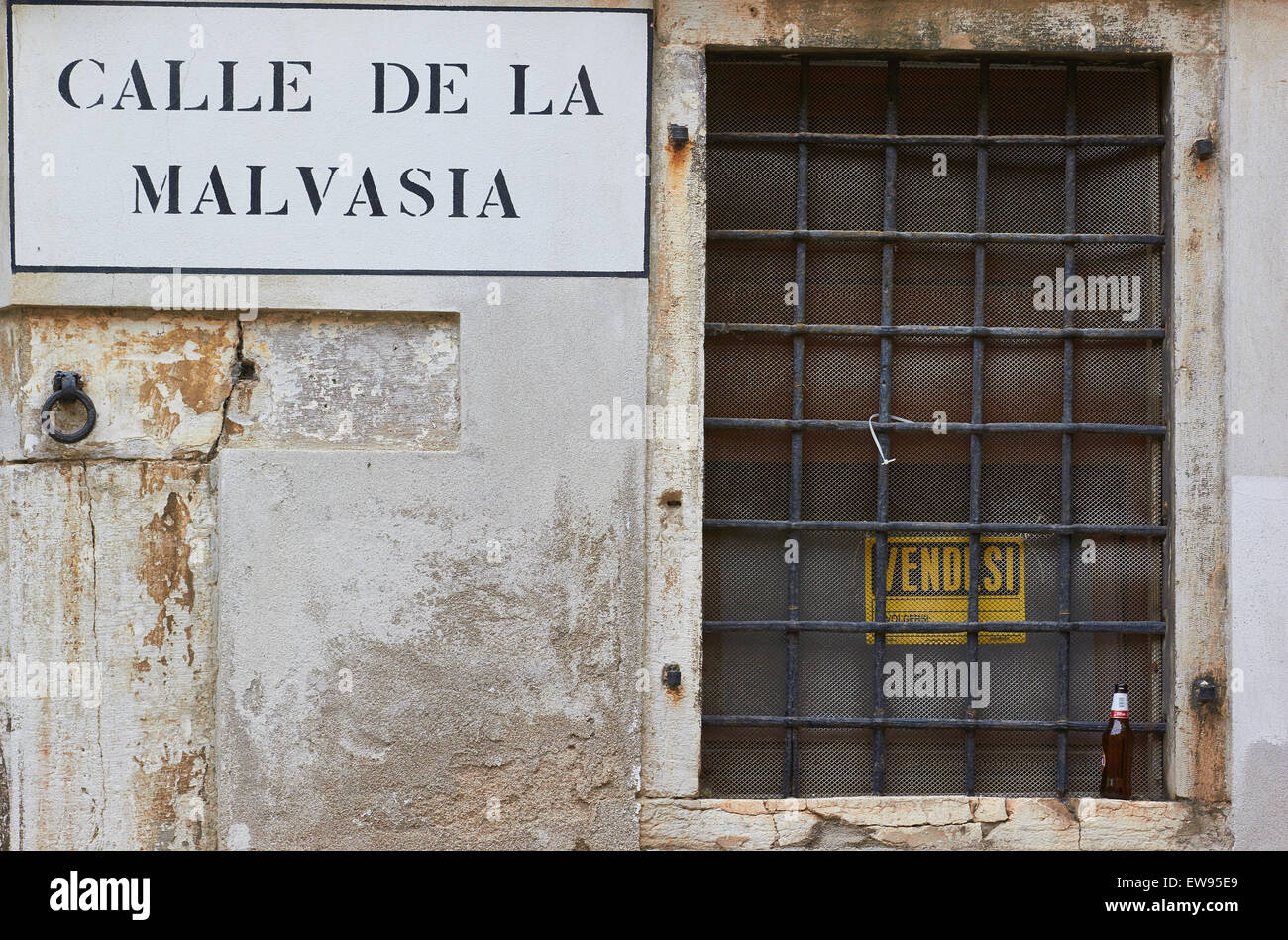 In vendita segno dietro una griglia nel quartiere di Castello Venezia Veneto Italia Europa Foto Stock