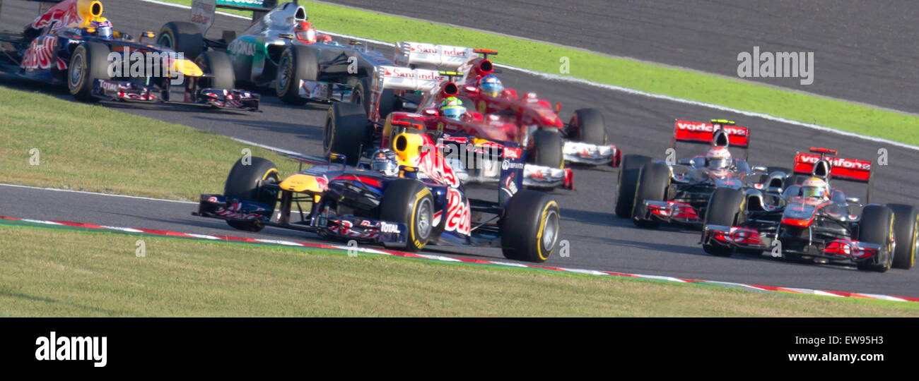 Il giro di apertura del Gran Premio del Giappone del 2011 ha caratterizzato corse intense in cui i piloti si sono battuti per la posizione sull'iconico circuito di Suzuka, con sorpassi strategici e duelli ad alta velocità. Foto Stock