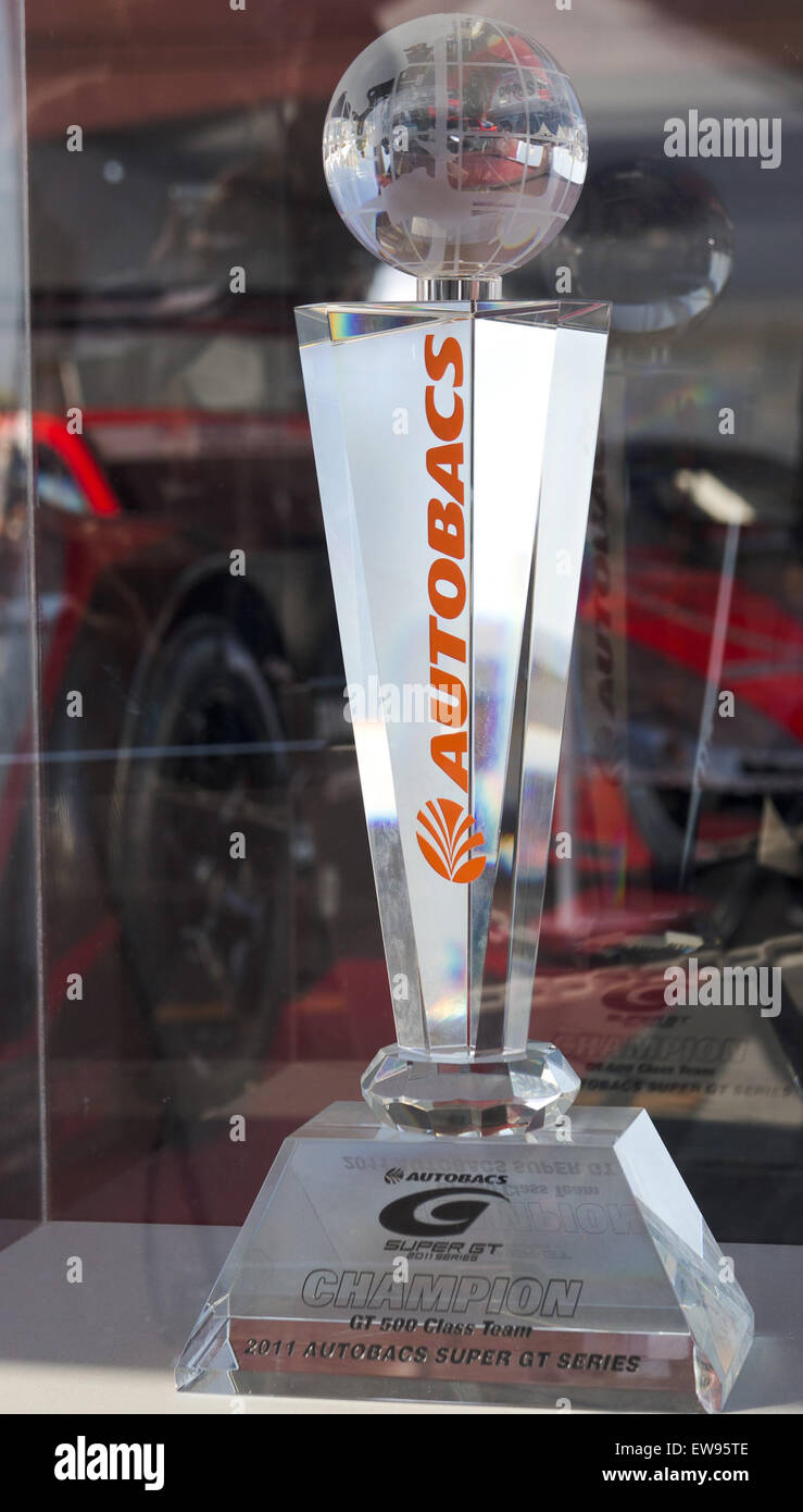 Il trofeo dei campioni delle squadre della classe 2011 Super GT GT500 rappresenta il culmine di una stagione di successo, riconoscendo il miglior team della serie di auto da turismo più importante del Giappone. Foto Stock