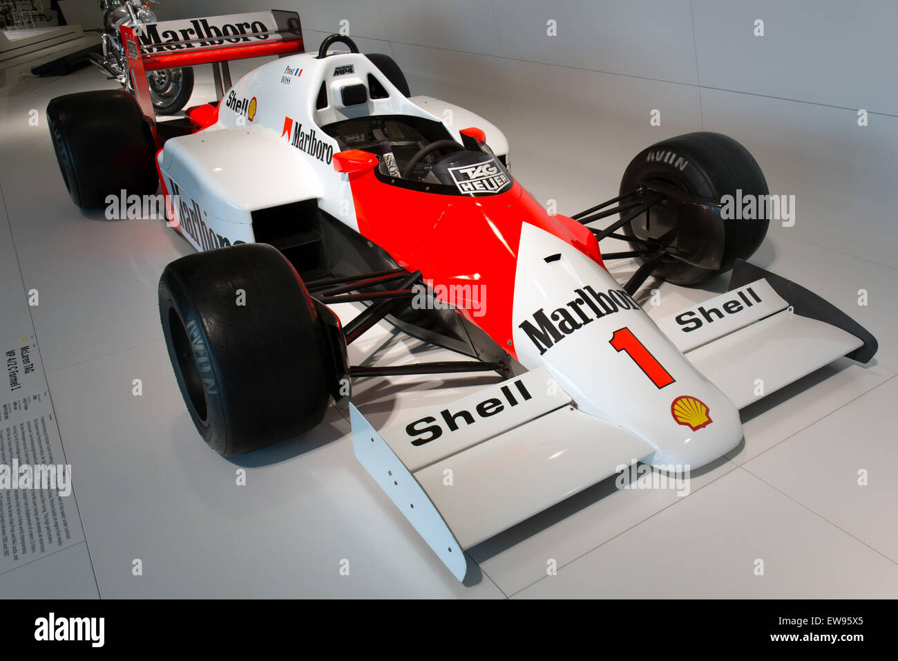 La McLaren MP4-2C, esposta al Porsche Museum, una vettura dominante di Formula 1 alimentata da un motore turbocompresso TAG-Porsche. Foto Stock