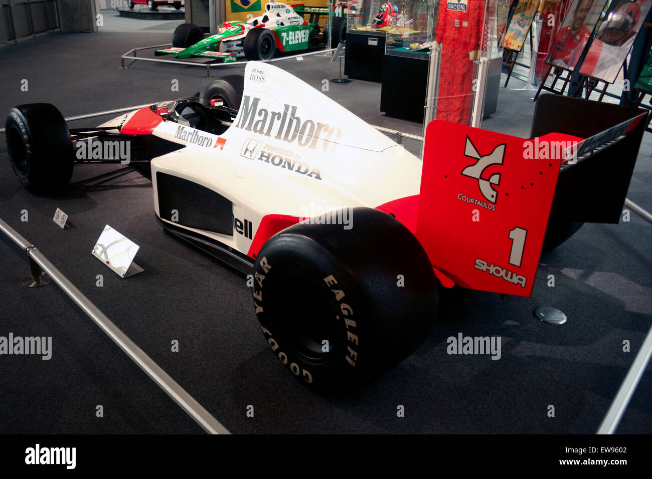 La vista posteriore sinistra della McLaren MP4-5 (Senna), esposta presso la Honda Collection Hall, mette in evidenza l'ingegneria della vettura e il successo che ha portato ad Ayrton Senna nelle stagioni di F1 degli anni '1980 e '1990. Foto Stock