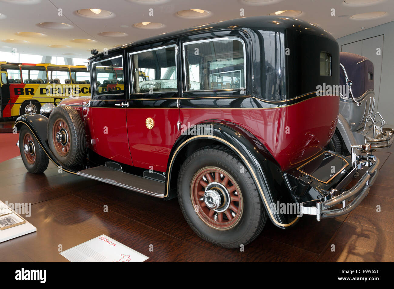 La Mercedes-Benz 770 Pullman-Limousine, esposta al Museo Mercedes-Benz, una lussuosa auto di stato utilizzata dall'Imperatore Showa del Giappone. Foto Stock