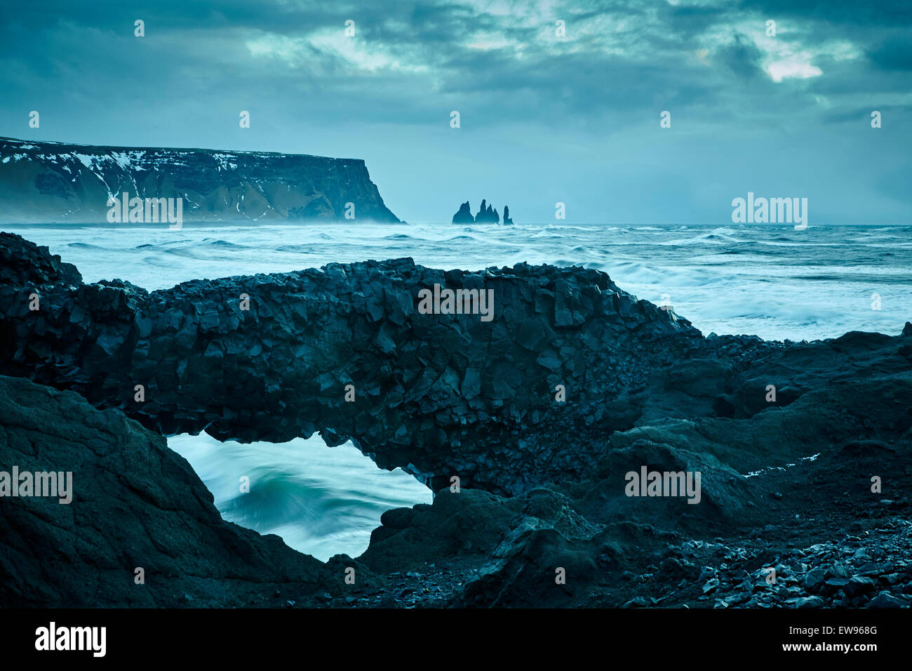 Reynisdrangar basalto pile Foto Stock